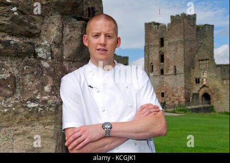 Lo chef vi holland de la becasse a Ludlow, shropshire con il castello dietro. Foto Stock