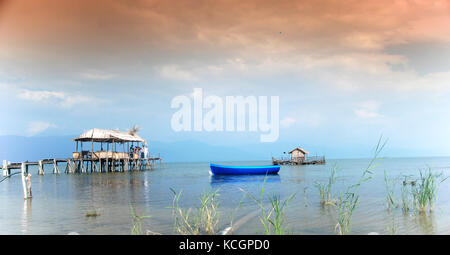 Pier, barche e zattera sul grande lago Prespa in Macedonia, Foto Stock