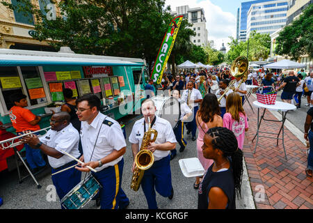 I soldati statunitensi assegnati alla 246th Army Band, South Carolina National Guard, suonano numeri musicali al Soda City Market su Main St. In Columbia, South Carolina, 24 giugno 2017. La missione della 246th Army Band è quella di condividere la storia della Guardia Nazionale attraverso la musica come parte del loro tour annuale di concerti estivi che li porta attraverso diverse comunità nello stato del South Carolina. (STATI UNITI Air National Guard foto di Tech. SGT. Jorge Intriago) Foto Stock