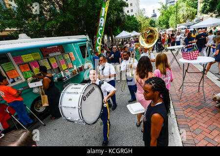 I soldati statunitensi assegnati alla 246th Army Band, South Carolina National Guard, suonano numeri musicali al Soda City Market su Main St. In Columbia, South Carolina, 24 giugno 2017. La missione della 246th Army Band è quella di condividere la storia della Guardia Nazionale attraverso la musica come parte del loro tour annuale di concerti estivi che li porta attraverso diverse comunità nello stato del South Carolina. (STATI UNITI Air National Guard foto di Tech. SGT. Jorge Intriago) Foto Stock