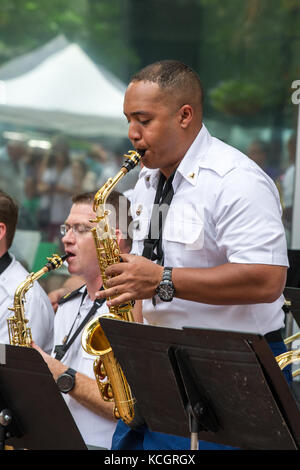 I soldati statunitensi assegnati alla 246th Army Band, South Carolina National Guard, suonano numeri musicali al Soda City Market su Main St. In Columbia, South Carolina, 24 giugno 2017. La missione della 246th Army Band è quella di condividere la storia della Guardia Nazionale attraverso la musica come parte del loro tour annuale di concerti estivi che li porta attraverso diverse comunità nello stato del South Carolina. (STATI UNITI Air National Guard foto di Tech. SGT. Jorge Intriago) Foto Stock