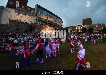 I soldati degli Stati Uniti con la 246army band, Carolina del Sud la guardia nazionale, eseguire live in downtown Greenville durante il tradizionale le celebrazioni del 4 luglio, Greenville, South Carolina, 4 luglio 2017. Il concerto ha inoltre presentato la cantante guest sgt. amanda mayo, membro dell'282army band, Fort Jackson, s.c. (L'esercito degli Stati Uniti Guardia nazionale foto di staff sgt. roby di giovine/rilasciato) Foto Stock