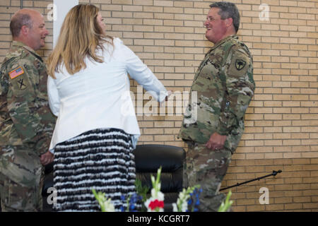 Esercito degli Stati uniti col. jeffrey a. Jones, Vice aiutante generale per esercito in Carolina del Sud la guardia nazionale, è promosso al rango di Brig. gen. a La Carolina del Sud la guardia nazionale di forze congiunte headquarters building a Columbia nella Carolina del Sud, luglio 8, 2017. Jones è responsabile per il monitoraggio dello stato dell'esercito di guardia nazionale di prontezza e di formazione e serve anche come il doppio stato comandante durante il sostegno militare a civile autorità le sue missioni. (L'esercito degli Stati Uniti Guardia nazionale foto di Sgt. brian calhoun) Foto Stock