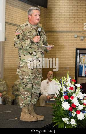 Esercito degli Stati uniti col. jeffrey a. Jones, Vice aiutante generale per esercito in Carolina del Sud la guardia nazionale, è promosso al rango di Brig. gen. a La Carolina del Sud la guardia nazionale di forze congiunte headquarters building a Columbia nella Carolina del Sud, luglio 8, 2017. Jones è responsabile per il monitoraggio dello stato dell'esercito di guardia nazionale di prontezza e di formazione e serve anche come il doppio stato comandante durante il sostegno militare a civile autorità le sue missioni. (L'esercito degli Stati Uniti Guardia nazionale foto di Sgt. brian calhoun) Foto Stock