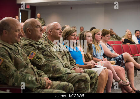 Esercito degli Stati uniti col. david d. coldren, segnale officer e leader della Carolina del Sud la guardia nazionale del cyber iniziative, si ritira in una cerimonia tenutasi a forze congiunte headquarters building a Columbia nella Carolina del Sud, luglio 8, 2017. coldren ha iniziato la sua carriera militare nel 1987, servendo 2 anni in Florida la guardia nazionale, 8 anni in indiana la guardia nazionale, culminate con 18 anni nel Sud Carolina guardia nazionale. (L'esercito degli Stati Uniti Guardia nazionale foto di Sgt. brian calhoun) Foto Stock