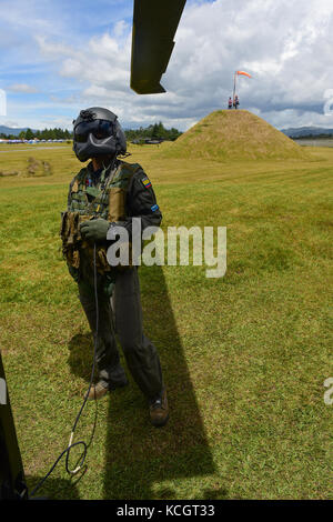 Tecnologia dell'aeronautica colombiana. SGT. Alexander Ordanez, capo equipaggio assegnato a Fuerza Aérea Colombiana, una base militare colombiana, a Rionegro, Colombia, 12 luglio 2017. L'aeronautica degli Stati Uniti ha partecipato alla fiera aerea di quattro giorni con due South Carolina Air National Guard F-16 come schermi statici, oltre a schermi statici di un KC-135, KC-10, e una dimostrazione aerea F-16 del Viper East Demo Team del comando di combattimento aereo. La partecipazione militare degli Stati Uniti all'evento aereo offre l'opportunità di rafforzare le nostre relazioni militari-militari con i partner regionali e fornisce Foto Stock