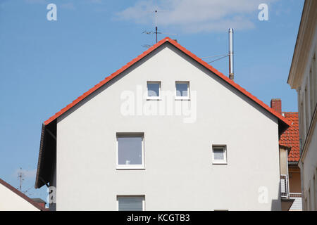 La casa bianca, il tetto, il muro di casa e le finestre di un edificio residenziale moderno e funzionale Foto Stock