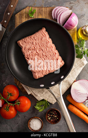 Cucinare con il macinato di tacchino Foto Stock