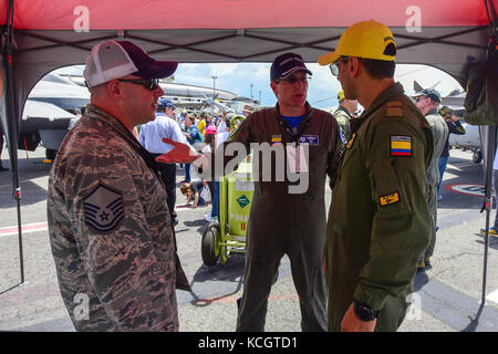 Master dell'aeronautica militare statunitense Sgt. John Bonovich, un tecnico avionico assegnato al 169esimo Squadron di manutenzione dell'aeromobile, a sinistra, e il Colon. Nicholas gentile Jr., il 169esimo comandante dell'ala del combattente, al centro, parlano con il maggiore dell'aeronautica colombiana Freddy Figuera, un pilota da combattimento assegnato alla base militare di Palanquero, all'aeroporto internazionale José María Córdova durante la Feria Aeronautica Internacional Colombia 2017 a Rionegro, Colombia, 11 luglio 2017. L'aeronautica degli Stati Uniti partecipa allo spettacolo aereo di quattro giorni con due South Carolina Air National Guard F-16 come schermi statici, oltre a display statici di A. Foto Stock