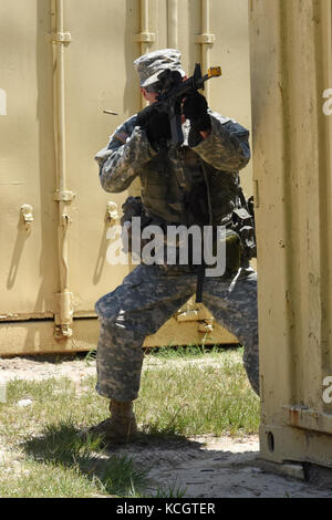 Negli Stati Uniti i soldati dell esercito con il plotone scout, sede e sede società, 4-118esimo battaglione di fanteria, Carolina del Sud esercito nazionale guard preparare per lo sperone ride a mccrady training center in eastover, Carolina del Sud, 14 luglio 2017. Questo evento prove le competenze dei candidati dritti in operazioni di arma, manutenzione, chiamata per incendio, reagiscono a contatto e attività di medico. se completata essi saranno assegnati loro speroni, Stetson cappelli e transizione da un candidato per una scout di cavalleria. (L'esercito degli Stati Uniti Guardia nazionale foto di spc. chelsea baker) Foto Stock