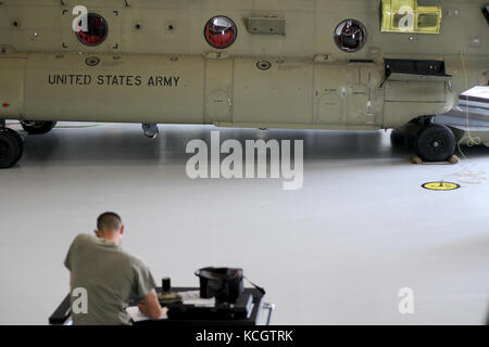 Negli Stati Uniti i soldati dell esercito con il 2° Battaglione, 59th aviazione comando di truppa, Carolina del Sud esercito nazionale guardia, eseguire la formazione di competenza e le operazioni di manutenzione su un ch-47f chinook pesanti carichi di sollevamento elicottero, 25 maggio 2017, s.c. army aviation support facility n.2, Greenville, s.c. mentre il personale di manutenzione ha lavorato su un 200 ore di ispezione degli aeromobili (n. 05-0815), altri equipaggi focalizzata sulla vfr e IFR, di giorno e di notte e operazioni di volo. (L'esercito degli Stati Uniti Guardia nazionale foto di staff sgt. roberto di giovine/rilasciato) Foto Stock