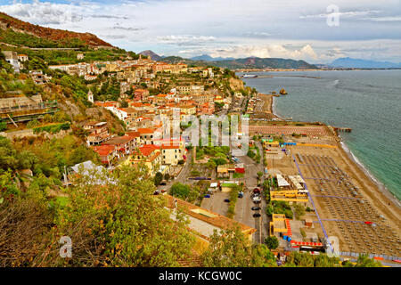 Vietri Sul Mare, Salerno, all'estremità orientale della Costiera Amalfitana in Italia meridionale. Foto Stock