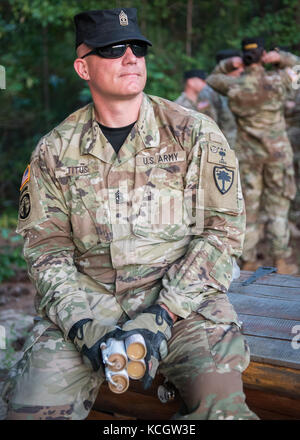 Un nuovo gruppo di esercito degli Stati Uniti in guardia nazionale officer candidati arrivati al 2° battaglione (candidato ufficiale della scuola), 218th reggimento (leader), Carolina del Sud esercito nazionale guardia, eastover, South Carolina, e siamo stati accolti dal cadre giugno 3, 2017. (L'esercito degli Stati Uniti Guardia nazionale foto di Sgt. brian calhoun) Foto Stock