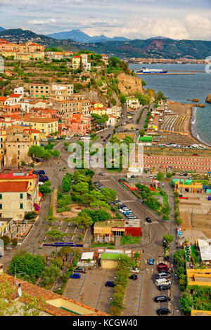 Vietri Sul Mare, Salerno, all'estremità orientale della Costiera Amalfitana in Italia meridionale. Foto Stock