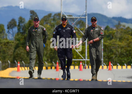 John Waters, un pilota di caccia, a sinistra, Tech Sgt. KAM Glowacki, il NCOIC, Middle, e il Capt. Kent North, un pilota di caccia, tutti assegnati al Viper East Demo Team del comando Air Combat, si dirigono verso l'aereo in preparazione di una dimostrazione all'aeroporto internazionale José María Córdova durante la Feria Aeronautica Internacional - Colombia 2017 a Rionegro, Colombia, 15 luglio 2017. L'aeronautica degli Stati Uniti partecipa allo spettacolo aereo di quattro giorni con due South Carolina Air National Guard F-16 come schermi statici, oltre a display statici di un KC-135, KC-10, insieme a un F-16 antenna d Foto Stock