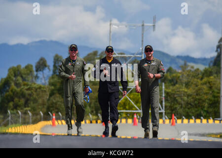 John Waters, un pilota di caccia, a sinistra, Tech Sgt. KAM Glowacki, il NCOIC, Middle, e il Capt. Kent North, un pilota di caccia, tutti assegnati al Viper East Demo Team del comando Air Combat, si dirigono verso l'aereo in preparazione di una dimostrazione all'aeroporto internazionale José María Córdova durante la Feria Aeronautica Internacional - Colombia 2017 a Rionegro, Colombia, 15 luglio 2017. L'aeronautica degli Stati Uniti partecipa allo spettacolo aereo di quattro giorni con due South Carolina Air National Guard F-16 come schermi statici, oltre a display statici di un KC-135, KC-10, insieme a un F-16 antenna d Foto Stock