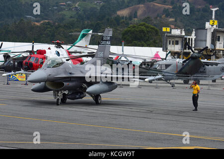 Jeff Beckham, pilota di caccia assegnato al 157° Squadrone dei combattenti, si prepara a partire dopo la Feria Aeronautica Internacional - Colombia 2017 all'aeroporto internazionale José María Córdova di Rionegro, Colombia, il 17 luglio 2017. L'aeronautica degli Stati Uniti ha partecipato alla fiera aerea di quattro giorni con due South Carolina Air National Guard F-16 come schermi statici, oltre a schermi statici di un KC-135, KC-10, e una dimostrazione aerea F-16 del Viper East Demo Team del comando di combattimento aereo. La partecipazione militare degli Stati Uniti all'Air Show offre l'opportunità di rafforzarsi Foto Stock