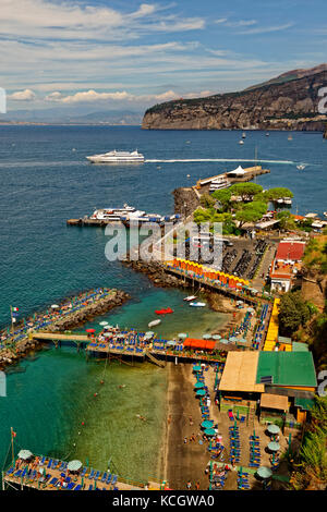 Porto di Sorrento sul mare del Golfo di Napoli in Campania, Italia. Foto Stock