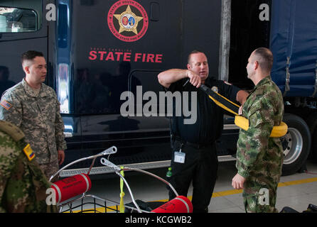 Soldati colombiani hanno visitato il South Carolina National Guard’s Helicopter Aquatic Rescue Team (SC-HART) alla South Carolina Fire Academy di Columbia, South Carolina, il 20 luglio 2017. Il team SC-HART ha esaminato le tecniche di formazione utilizzate per salvare vite umane, inclusa una dimostrazione di salvataggio delle lettiere. La Guardia Nazionale del South Carolina e il paese della Colombia hanno una partnership di stato sotto il National Guard Bureau che è iniziato nel luglio 2012. (STATI UNITI Guardia Nazionale dell'esercito foto di 1° Lt. Cody Denson) Foto Stock