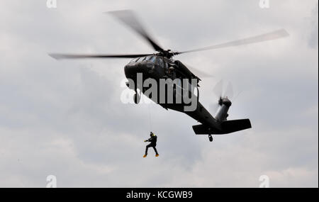 Soldati colombiani hanno visitato il South Carolina National Guard’s Helicopter Aquatic Rescue Team (SC-HART) alla South Carolina Fire Academy di Columbia, South Carolina, il 20 luglio 2017. Il team SC-HART ha esaminato le tecniche di formazione utilizzate per salvare vite umane, inclusa una dimostrazione di salvataggio delle lettiere. La Guardia Nazionale del South Carolina e il paese della Colombia hanno una partnership di stato sotto il National Guard Bureau che è iniziato nel luglio 2012. (STATI UNITI Guardia Nazionale dell'esercito foto di 1° Lt. Cody Denson) Foto Stock