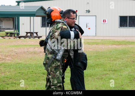 Soldati colombiani hanno visitato il South Carolina National Guard’s Helicopter Aquatic Rescue Team (SC-HART) alla South Carolina Fire Academy di Columbia, South Carolina, il 20 luglio 2017. Il team SC-HART ha esaminato le tecniche di formazione utilizzate per salvare vite umane, inclusa una dimostrazione di salvataggio delle lettiere. La Guardia Nazionale del South Carolina e il paese della Colombia hanno una partnership di stato sotto il National Guard Bureau che è iniziato nel luglio 2012. (STATI UNITI Guardia Nazionale dell'esercito foto di 1° Lt. Cody Denson) Foto Stock