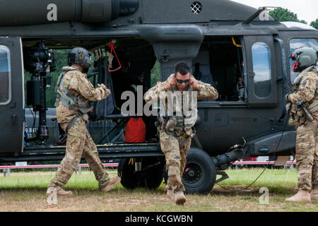 Soldati colombiani hanno visitato il South Carolina National Guard’s Helicopter Aquatic Rescue Team (SC-HART) alla South Carolina Fire Academy di Columbia, South Carolina, il 20 luglio 2017. Il team SC-HART ha esaminato le tecniche di formazione utilizzate per salvare vite umane, inclusa una dimostrazione di salvataggio delle lettiere. La Guardia Nazionale del South Carolina e il paese della Colombia hanno una partnership di stato sotto il National Guard Bureau che è iniziato nel luglio 2012. (STATI UNITI Guardia Nazionale dell'esercito foto di 1° Lt. Cody Denson) Foto Stock