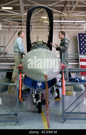 Carolina del Sud il luogotenente governatore kevin l. bryant parla con US Air Force col. Nicholas gentile jr., il Comandante del 169Fighter Wing, circa la F-16 Fighting Falcon fighter jet durante la sua visita a mcentire comune di Guardia nazionale base, 21 luglio 2017. lt. governatore bryant ha parlato con la Carolina del Sud aria esercito e guardia nazionale leadership sulle missioni di base e ha ricevuto un parabrezza tour dell'installazione con orientamenti dei vari aerei operati da Carolina del Sud la guardia nazionale aviatori e soldati. (U.s. Air National Guard foto di Comandante Sergente caycee watson) Foto Stock