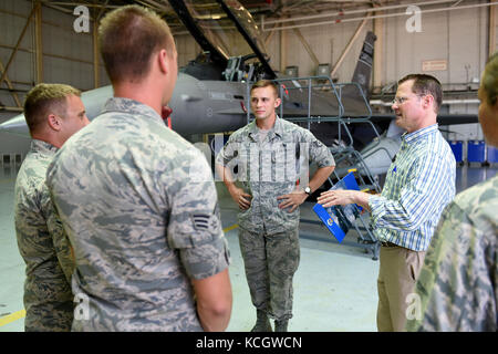 Carolina del Sud il luogotenente governatore kevin l. bryant parla con gli avieri dal 169Fighter Wing durante la sua visita a mcentire comune di Guardia nazionale base, 21 luglio 2017. lt. governatore bryant ha parlato con la Carolina del Sud aria esercito e guardia nazionale leadership sulle missioni di base e ha ricevuto un parabrezza tour dell'installazione con orientamenti dei vari aerei operati da Carolina del Sud la guardia nazionale aviatori e soldati. (U.s. Air National Guard foto di Comandante Sergente caycee watson) Foto Stock