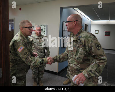 Leadership nella Carolina del Sud la guardia nazionale ha accolto con favore l'esercito degli Stati uniti col. john m. cyrulik all'aiutante generale di edificio in Columbia, nella Carolina del Sud, sept. 1, 2017. cyrulik è il nuovo professore di scienza militare presso la cittadella di Charleston, Carolina del Sud. (L'esercito degli Stati Uniti Guardia nazionale foto di lt. col. cindi re) Foto Stock