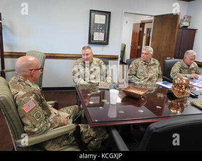 Leadership nella Carolina del Sud la guardia nazionale ha accolto con favore l'esercito degli Stati uniti col. john m. cyrulik all'aiutante generale di edificio in Columbia, nella Carolina del Sud, sept. 1, 2017. cyrulik è il nuovo professore di scienza militare presso la cittadella di Charleston, Carolina del Sud. (L'esercito degli Stati Uniti Guardia nazionale foto di lt. col. cindi re) Foto Stock