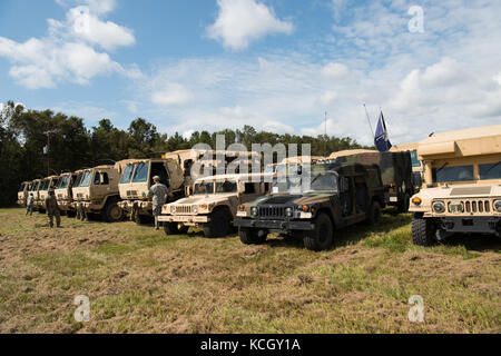 I soldati degli Stati Uniti da 1-118th fanteria, 218th manovra brigata enhancement, Carolina del Sud esercito nazionale guard arrivare in brooksville armory in hernando county, fl sept. 14, 2017. i soldati sono in Florida per fornire supporto durante i tentativi di recupero dopo l'uragano irma è venuto a terra e devastato lo stato. (L'esercito degli Stati Uniti Guardia nazionale foto di staff sgt. erica knight, 108th affari pubblici distacco) Foto Stock