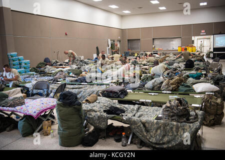 I soldati degli Stati Uniti da 1-118th fanteria, 218th manovra brigata enhancement, Carolina del Sud army National Guard per condurre operazioni dall'brooksville armory in hernando county, fl sept. 16, 2017. i soldati sono in Florida per fornire supporto durante i tentativi di recupero dopo l'uragano irma è venuto a terra e devastato lo stato. (L'esercito degli Stati Uniti Guardia nazionale foto di staff sgt. erica knight, 108th affari pubblici distacco) Foto Stock