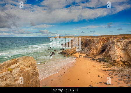 Scogliere e spiaggia a Cote Sauvage, la costa occidentale della penisola di Quiberon, Morbihan, Francia Foto Stock