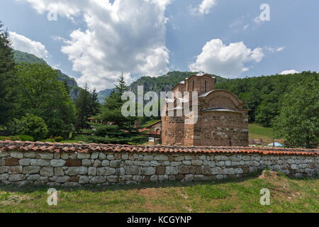 Vista incredibile della chiesa nel Monastero di Poganovo di San Giovanni Teologo, Serbia Foto Stock