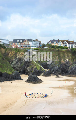 Surf in Cornovaglia - una lezione di surf su Great Western Beach a Newquay, Cornovaglia. Foto Stock