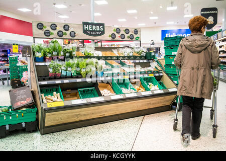 Shopping in un supermercato - un cliente in un supermercato Morrisons. Foto Stock