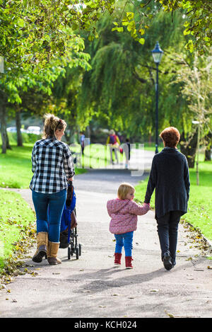 Una nonna, una figlia e una nipote che si godono una passeggiata al sole. Foto Stock