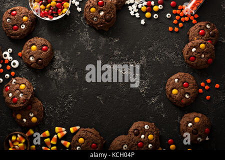 Cioccolato cookie monster prelibatezze fatte in casa per la festa di Halloween Foto Stock