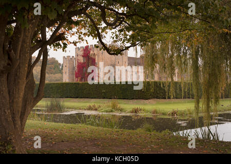 Il giardino segreto a vite rossa coperto il castello di Hever Castle nel Surrey in Inghilterra Foto Stock