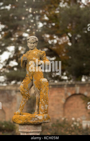 Fauno coperte di muschio nel giardino segreto presso il castello di Hever Castle nel Surrey in Inghilterra Foto Stock