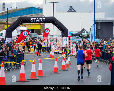 Redcar mezza maratona 1 ottobre 2017 corridori passando una folla come raggiungere la linea di partenza in una fase intermedia della corsa Foto Stock