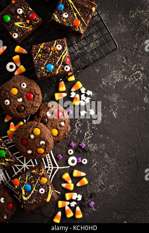 Mostro di cioccolato brownies prelibatezze fatte in casa per la festa di Halloween Foto Stock