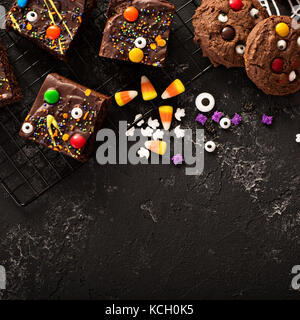 Mostro di cioccolato brownies prelibatezze fatte in casa per la festa di Halloween Foto Stock