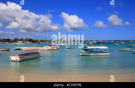 Grand Baie, Mauritius - piacere e imbarcazioni da pesca ormeggiate sulla spiaggia di questa città in riviere du Rempart distretto nel nord dell'isola Foto Stock