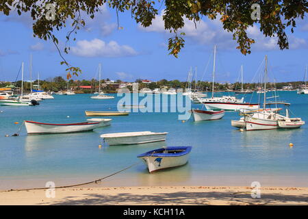 Grand Baie, Mauritius - piacere e imbarcazioni da pesca ormeggiate sulla spiaggia di questa città in riviere du Rempart distretto nel nord dell'isola Foto Stock