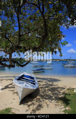 Grand Baie, Mauritius - piacere e imbarcazioni da pesca ormeggiate sulla spiaggia di questa città in riviere du Rempart distretto nel nord dell'isola Foto Stock