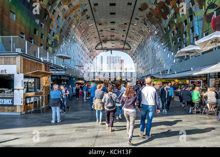 Il markthal (market hall), in una zona residenziale e di uffici con una sala di mercato al di sotto, situato a Rotterdam, Paesi Bassi. Foto Stock