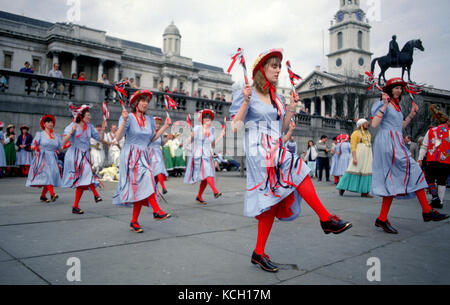 Morris che danzava a Tafalgar Square Londra Foto Stock