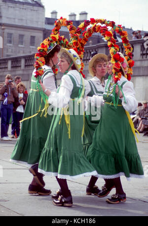 Donne morris ballerini in Trafalgar Square, Londra, degli anni ottanta Foto Stock