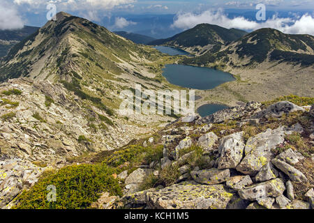 Fantastico paesaggio di laghi kremenski dal picco dzhano, montagna Pirin, Bulgaria Foto Stock